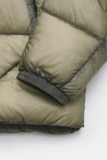 Nahaufnahme der Ärmelmanschette der C.P. Company Daunenjacke 'D.D. Shell' oliv aus Ripstop-Microfaser mit wärmender Daunenfüllung.