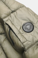 Nahaufnahme der Ärmelpartie mit markantem Goggle-Detail der C.P. Company Daunenjacke 'D.D. Shell' oliv, Ripstop-Microfaser, Slim Fit, Daunenfüllung.