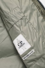 Nahaufnahme der Innenseite der olivfarbenen C.P. Company Daunenjacke 'D.D. Shell' mit Ripstop-Microfaser, Daunenfüllung, Slim Fit und Innentasche.