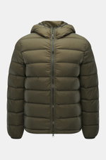 C.P. Company Daunenjacke oliv, Frontansicht, Ripstop Microfaser, windabweisend, wasserdicht, Daunenfüllung, Regular Fit, Kapuze mit Goggles, getapte Taschen.