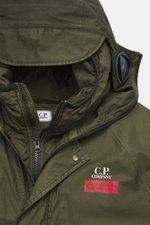 Nahaufnahme der Kapuze und oberen Front der C.P. Company Daunenjacke oliv, Ripstop Microfaser, windabweisend, wasserdicht, Regular Fit, zwei-Wege-Reißverschluss, Goggles, getapte Zipper-Fronttaschen, elastische Ärmelabschlüsse, verstellbarer Saum, zwei In