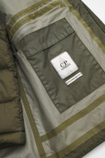 Innenaufnahme der C.P. Company Daunenjacke oliv, Ripstop Microfaser, wind- und wasserdicht, mit herausnehmbarer Daunenfüllung, Regular Fit, zwei Innentaschen.