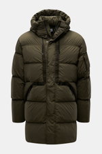 C.P. Company Daunenjacke 'Nycra-R' dark olive, frontale Ansicht, hochwertige recycelte Microfaser, leichte, elastische Qualität, wasserabweisend, warme Daunenfüllung, garment dyed, Slim Fit, Zwei-Wege-Reißverschluss, Windblende mit Druckknöpfen, Kapuze mi