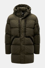 C.P. Company Daunenjacke 'Nycra-R' dark olive, frontale Ansicht, hochwertige recycelte Microfaser, leichte, elastische Qualität, wasserabweisend, warme Daunenfüllung, garment dyed, Slim Fit, Zwei-Wege-Reißverschluss, Windblende mit Druckknöpfen, Kapuze mi