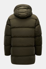 Rückansicht der C.P. Company Daunenjacke 'Nycra-R' dark olive, hochwertige, recycelte Microfaser, wasserabweisend, wärmende Daunenfüllung, Slim Fit, Kapuze mit Tunnelzug.