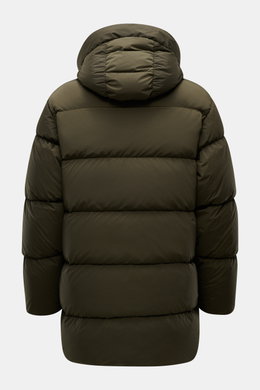 Rückansicht der C.P. Company Daunenjacke 'Nycra-R' dark olive, hochwertige, recycelte Microfaser, wasserabweisend, wärmende Daunenfüllung, Slim Fit, Kapuze mit Tunnelzug.