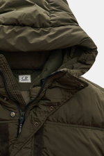 C.P. Company Daunenjacke 'Nycra-R' dark olive, Nahaufnahme Kapuze und Reißverschluss, hochwertige recycelte Microfaser, Slim Fit, wärmende Daunenfüllung, wasserabweisend.