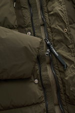 Nahaufnahme der C.P. Company Daunenjacke 'Nycra-R' dark olive, von oben auf Reißverschluss, Knöpfe, elastische, wasserabweisende Microfaser, wärmende Daunenfüllung, Slim Fit, garment dyed, Kapuze mit Tunnelzug, Windblende, Zipper-Brusttaschen, verdeckte F