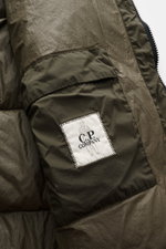 Nahaufnahme der Ärmelpartie der C.P. Company Daunenjacke 'Nycra-R' dark olive, hochwertige, recycelte Microfaser, wasserabweisend, Slim Fit, wärmende Daunenfüllung.