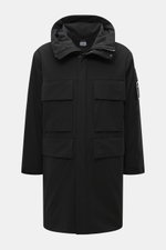 Front view of the C.P. Company Parka 'Long Jacket' schwarz in black, made of wind- and water-repellent microfiber with sustainable Primaloft filling, featuring a regular fit, robust two-way zipper, wind flap with snap buttons, hidden hood in the collar, s