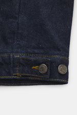 Percival Jeansjacke "Western Trucker" navy Detailaufnahme Ärmelabschluss mit Knopf, robuste Baumwoll-Denim, Slim Fit, regulierbarer Taillenriegel.