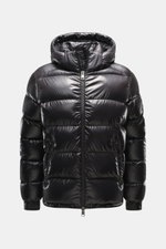 Schwarz glänzende Herno Daunenjacke, Frontansicht, hochwertige Microfaser, glatter Griff, wärmende Daunenfüllung, Regular Fit, Zwei-Wege-Reißverschluss, abnehmbare Kapuze, schräge Hüfttaschen mit Zipper, geschmeidiger Futterstoff, Zipper-Tasche mit Patch 