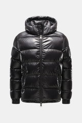 Schwarz glänzende Herno Daunenjacke, Frontansicht, hochwertige Microfaser, glatter Griff, wärmende Daunenfüllung, Regular Fit, Zwei-Wege-Reißverschluss, abnehmbare Kapuze, schräge Hüfttaschen mit Zipper, geschmeidiger Futterstoff, Zipper-Tasche mit Patch 