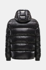 Herno Daunenjacke schwarz, Rückansicht, hochwertige Microfaser, glatter Griff, wärmende Daunenfüllung, Regular Fit, Zwei-Wege-Reißverschluss, abnehmbare Kapuze, schräge Hüfttaschen mit Zipper, geschmeidiger Futterstoff, Zipper-Tasche mit Patch am Ärmel, e