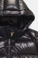 Nahaufnahme der Herno Daunenjacke schwarz von oben mit hochwertiger Microfaser, glattem Griff, wärmender Daunenfüllung, Regular Fit und abnehmbarer Kapuze.