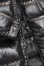 Nahaufnahme der Herno Daunenjacke schwarz von oben, zeigt hochwertigen, glatten Microfaserstoff, wärmende Daunenfüllung, Regular Fit, Zwei-Wege-Reißverschluss, abnehmbare Kapuze, schräge Hüfttaschen mit Zipper, geschmeidigen Futterstoff, Zipper-Tasche am 