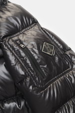 Nahaufnahme der rechten Ärmel-Zipper-Tasche mit Patch der Herno Daunenjacke schwarz aus hochwertiger Microfaser mit glattem Griff.