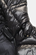 Nahaufnahme der Herno Daunenjacke schwarz aus glatter, hochwertiger Microfaser mit wärmender Daunenfüllung, Regular Fit, Zwei-Wege-Reißverschluss, abnehmbarer Kapuze, schrägen Hüfttaschen mit Zipper, geschmeidigem Futterstoff, Zipper-Tasche mit Patch am Ä