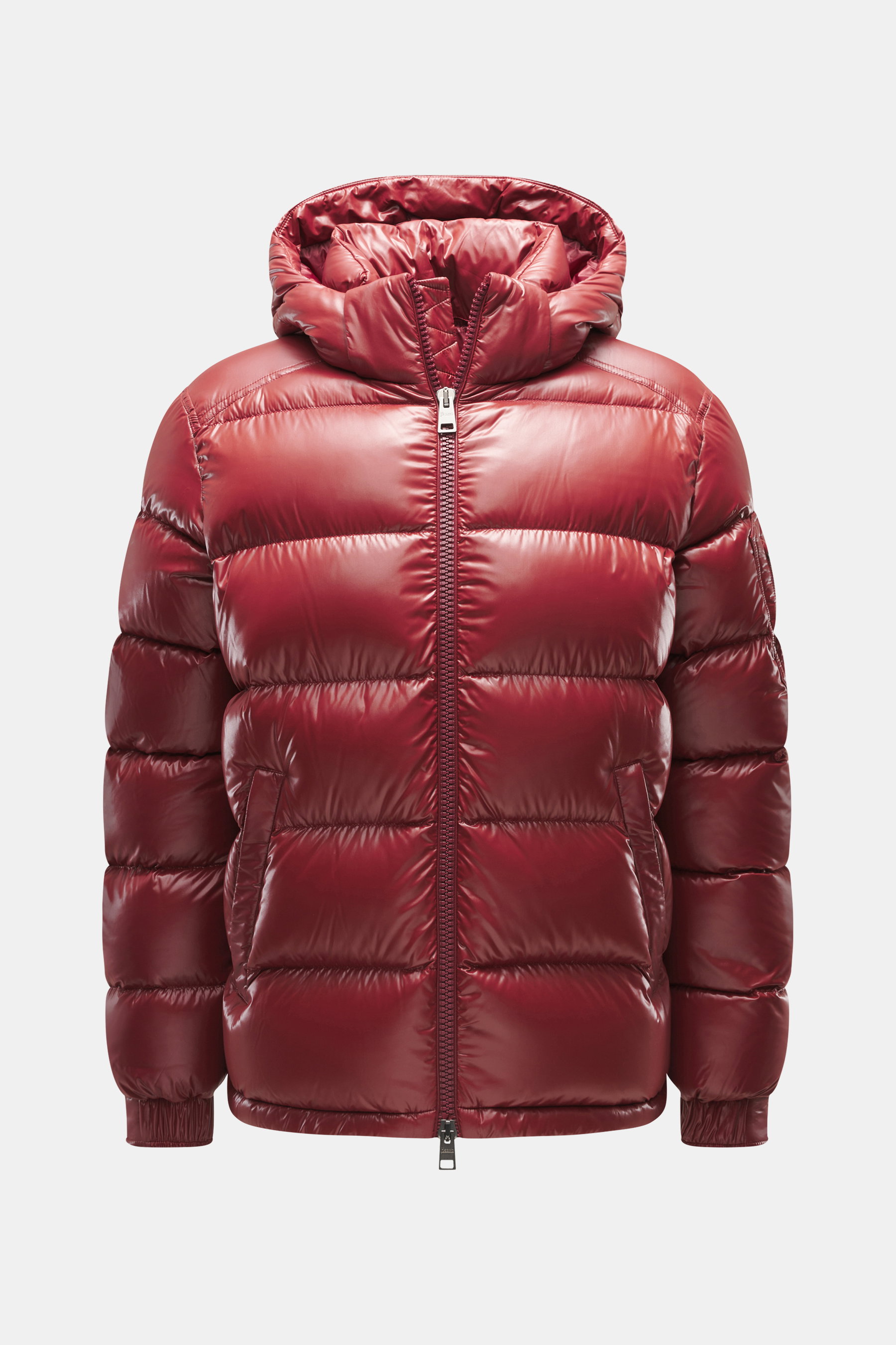 Vorderansicht der Herno Daunenjacke rot aus hochwertiger Microfaser mit glattem Griff, wärmender Daunenfüllung, Regular Fit, Zwei-Wege-Reißverschluss, abnehmbarer Kapuze, schrägen Hüfttaschen mit Zipper, geschmeidigem Futterstoff, Zipper-Tasche mit Patch 