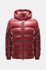 Vorderansicht der Herno Daunenjacke rot aus hochwertiger Microfaser mit glattem Griff, wärmender Daunenfüllung, Regular Fit, Zwei-Wege-Reißverschluss, abnehmbarer Kapuze, schrägen Hüfttaschen mit Zipper, geschmeidigem Futterstoff, Zipper-Tasche mit Patch 