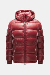 Vorderansicht der Herno Daunenjacke rot aus hochwertiger Microfaser mit glattem Griff, wärmender Daunenfüllung, Regular Fit, Zwei-Wege-Reißverschluss, abnehmbarer Kapuze, schrägen Hüfttaschen mit Zipper, geschmeidigem Futterstoff, Zipper-Tasche mit Patch 