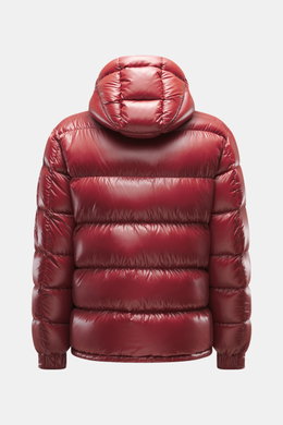 Rückansicht der Herno Daunenjacke rot aus hochwertiger Microfaser mit glattem Griff, wärmender Daunenfüllung, Regular Fit und abnehmbarer Kapuze.