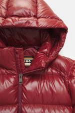 Nahaufnahme der roten Herno Daunenjacke von schräg oben, hochwertige Microfaser, glatter Griff, wärmende Daunenfüllung, Regular Fit, Zwei-Wege-Reißverschluss, abnehmbare Kapuze, schräge Hüfttaschen mit Zipper, geschmeidiger Futterstoff, Zipper-Tasche mit 