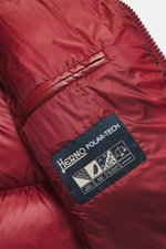 Nahaufnahme der Innenseite der Herno Daunenjacke rot aus hochwertiger Microfaser mit glattem Griff, wärmender Daunenfüllung, Regular Fit, zwei-Wege-Reißverschluss, abnehmbarer Kapuze, schrägen Hüfttaschen mit Zipper, geschmeidigem Futterstoff, Zipper-Tasc