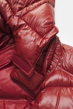 Nahaufnahme der Herno Daunenjacke rot aus hochwertiger Microfaser mit glattem Griff, wärmender Daunenfüllung, Regular Fit, Zwei-Wege-Reißverschluss, abnehmbarer Kapuze, schrägen Hüfttaschen mit Zipper, geschmeidigem Futterstoff, Zipper-Tasche mit Patch am