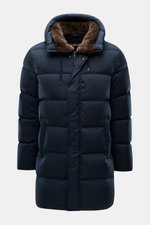 Herno Daunen-Steppmantel navy, frontale Nahaufnahme, Steppmantel mit wasserabweisender Microfaser, abnehmbarem Webpelzkragen, Kapuze mit Tunnelzug, Daunenfüllung, Regular Fit.