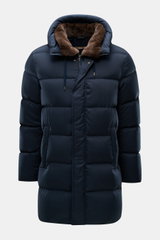 Herno Daunen-Steppmantel navy, frontale Nahaufnahme, Steppmantel mit wasserabweisender Microfaser, abnehmbarem Webpelzkragen, Kapuze mit Tunnelzug, Daunenfüllung, Regular Fit.