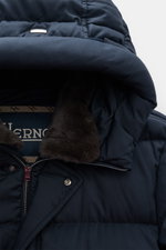 Nahaufnahme vom Herno Daunen-Steppmantel navy, Perspektive auf Kapuze mit abnehmbarem Webpelzkragen, weicher Griff, wasserabweisend.