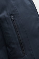 Nahaufnahme des Herno Daunen-Steppmantel navy, Fokus auf wasserabweisende Microfaser und schräge Leistentasche mit Reißverschluss.