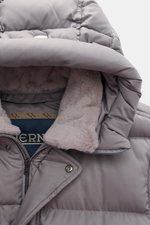 Nahaufnahme des Herno Daunen-Steppmantels grau von oben, zeigt weichen, abnehmbaren Webpelz-Kragen und wasserabweisendes Material.