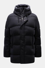 Herno Daunenjacke dunkelgrau, frontale Nahaufnahme, Kapuze mit Tunnelzug, wasserabweisend, Mix aus Seide und Cashmere, wärmende Füllung, Regular Fit.