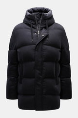 Herno Daunenjacke dunkelgrau, frontale Nahaufnahme, Kapuze mit Tunnelzug, wasserabweisend, Mix aus Seide und Cashmere, wärmende Füllung, Regular Fit.