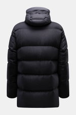 Herno Daunenjacke dunkelgrau in Rückenansicht, mit Kapuze, wasserabweisend, wärmender Daunenfüllung, Mix aus Seide und Cashmere, Regular Fit.