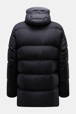 Herno Daunenjacke dunkelgrau in Rückenansicht, mit Kapuze, wasserabweisend, wärmender Daunenfüllung, Mix aus Seide und Cashmere, Regular Fit.