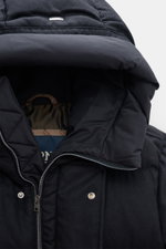 Nahaufnahme der Kapuze der Herno Daunenjacke dunkelgrau, fotografiert von oben, zeigt wasserabweisenden Stoff, Mix aus Seide, Cashmere, Daunenfüllung, Kapuze mit Tunnelzug.