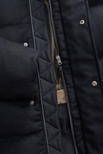 Nahaufnahme der Innenseite der Herno Daunenjacke dunkelgrau mit sichtbarem Reißverschluss, Druckknöpfen und weichem Seide-Cashmere-Mix.