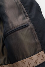 Nahaufnahme der Innenansicht der Herno Daunenjacke dunkelgrau, Detail der Innentasche und des hochwertigen Futters mit gebrandeten Details.