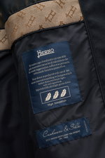 Herno Daunenjacke dunkelgrau, Detailaufnahme Innenfutter mit Cashmere & Seide Labels, Daunenfüllung, wasserabweisend, Kapuze, Windschutz.