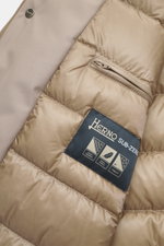 Nahaufnahme der Herno Daunenjacke sand von innen, zeigt gestepptes Futter, Reißverschluss, Label, Microfaser-Viskose-Mix, Regular Fit, Daunenfüllung.