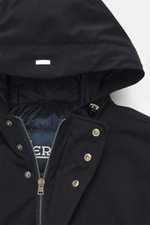Herno Daunenjacke dark navy, Nahaufnahme Kapuze mit Tunnelzug, wasserabweisend, Daunenfüllung, Microfaser, Zipper und Druckknöpfe, Regular Fit.