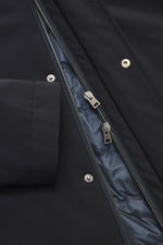 Nahaufnahme der Herno Daunenjacke dark navy von schräg oben, zeigt Reißverschluss, gesteppte Daunenfüllung, Microfaser, wasserabweisend, Regular Fit.