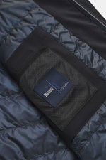 Innenansicht der Herno Daunenjacke dark navy aus leichter Daunenfüllung und Microfaser mit gestepptem Futter, Reißverschluss und Innentaschen.