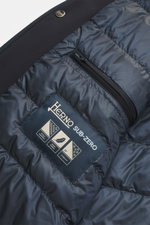 Herno Daunenjacke dark navy, Detailaufnahme von innen mit gesteppter Microfaser, Daunenfüllung, Reißverschluss, drei Innentaschen, wasserabweisend.