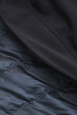 Herno Daunenjacke dark navy, Detailaufnahme Innen- und Außenmaterial, sportives Winter-Essential mit Daunenfüllung, Microfaser, Kapuze, wasserabweisend.