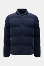 Herno Daunenjacke navy im Blouson-Look, frontale Nahaufnahme, hochwertige Microfaser, Daunenfüllung, Regular Fit, wasserabweisend, Zipper-Taschen.