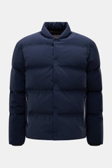 Herno Daunenjacke navy im Blouson-Look, frontale Nahaufnahme, hochwertige Microfaser, Daunenfüllung, Regular Fit, wasserabweisend, Zipper-Taschen.